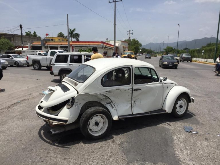 Mujer resultó con golpes leves en percance vehicular