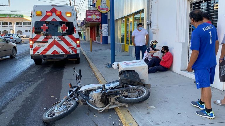 Camioneta impacta a motociclista