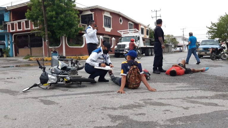 Automovilista embiste a motociclistas, un menor terminó hospitalizado