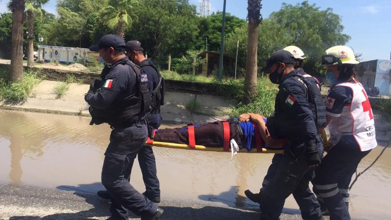 Cae en bache y termina hospitalizado