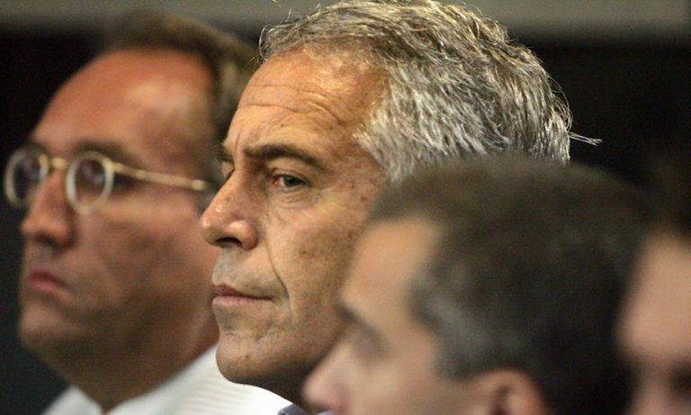 El FBI detiene a socia del magnate Jeffrey Epstein en supuesta trama de abuso
