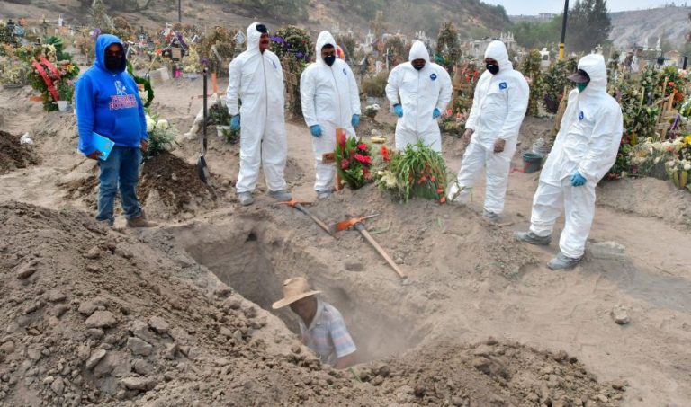 México escala al sexto lugar mundial de muertes con la pandemia imparable
