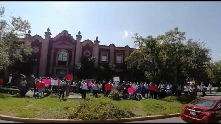 Protestan trabajadores de Salud frente a Secretarí­a