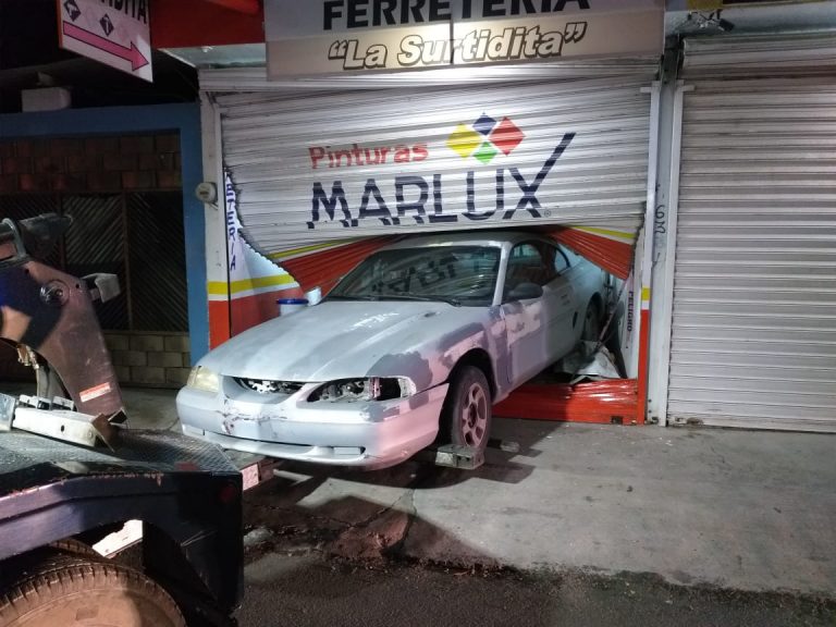 Incrusta auto deportivo en una ferreterí­a