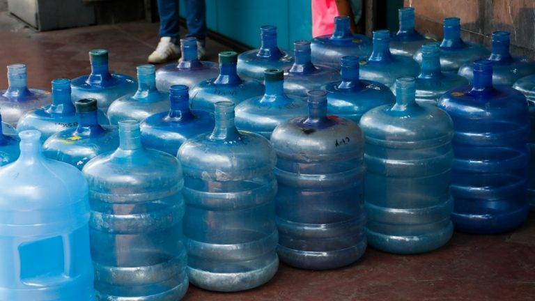 Denuncian abusos en la venta de agua potable