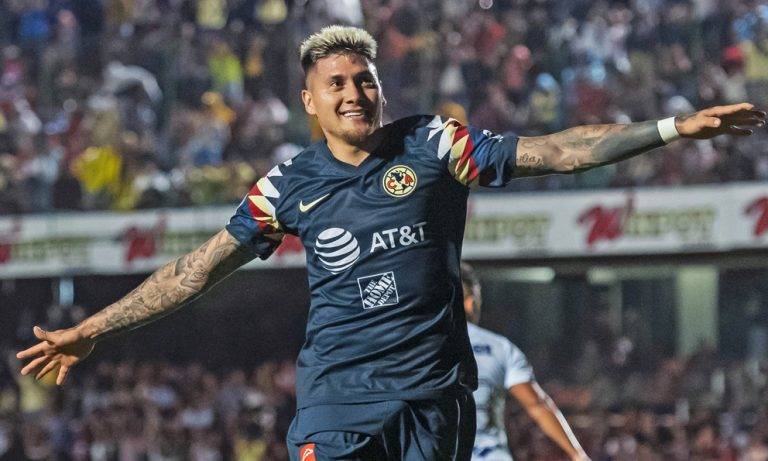 Nico Castillo ya entrena en el América con el balón