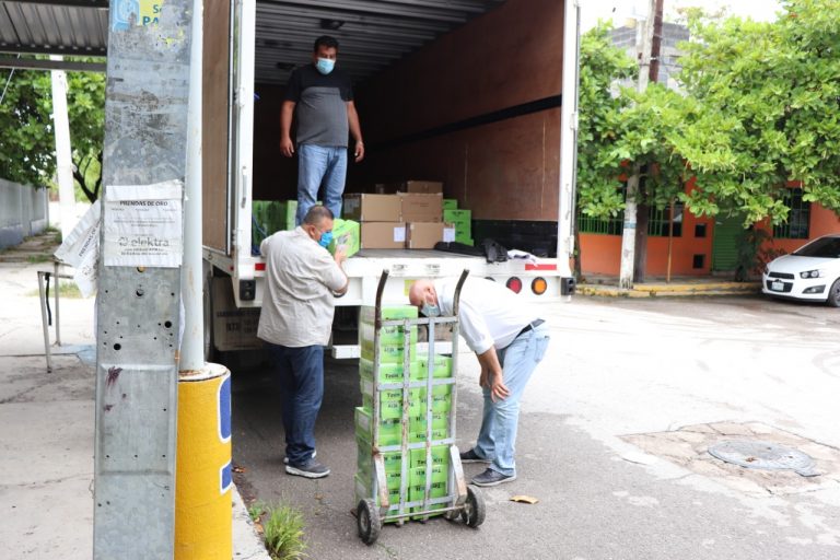 Maestros de #ElMante y la región reciben laptops