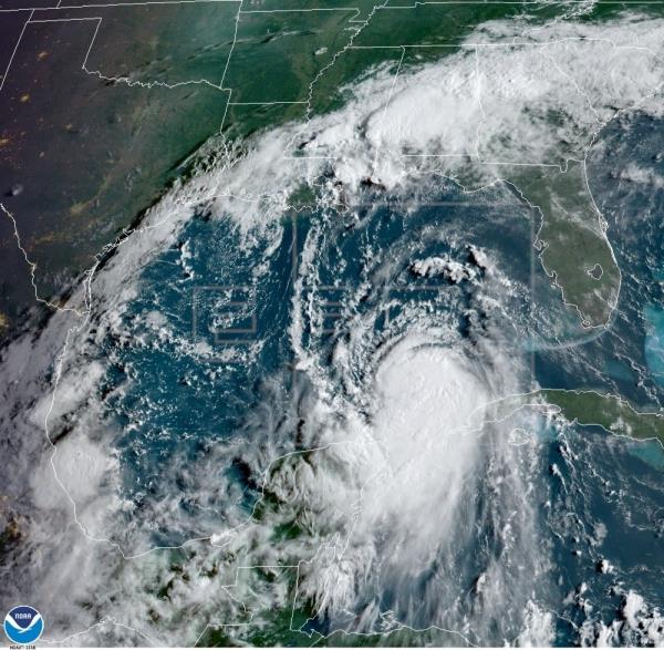 Laura ya es huracán en el Golfo de México