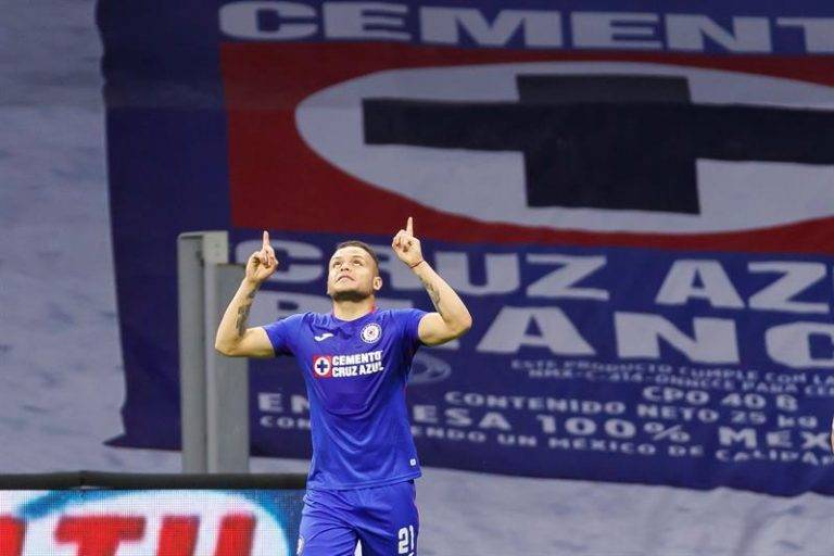 2-3. Cruz Azul salta al liderado con doble del uruguayo Jonathan Rodrí­guez