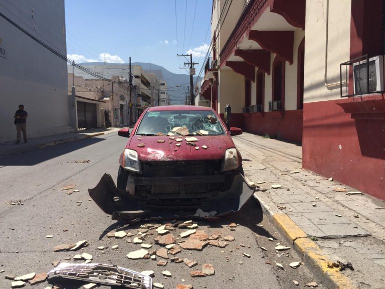 Se cae enjarre  de una escuela y deja cuantiosos daños materiales en un automóvil