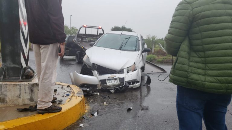 Choca en el acceso al Hospital Regional