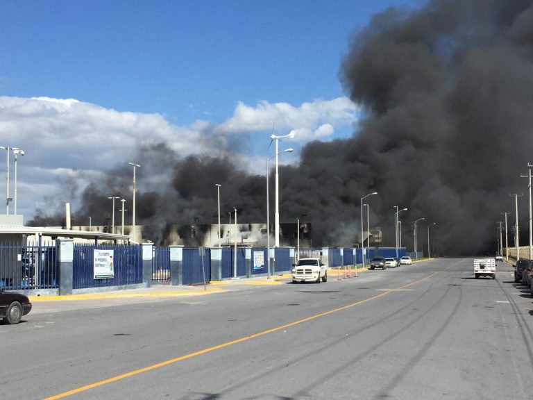 Desalojan maquiladoras y fraccionamiento debido a humo tóxico por incendio de planta