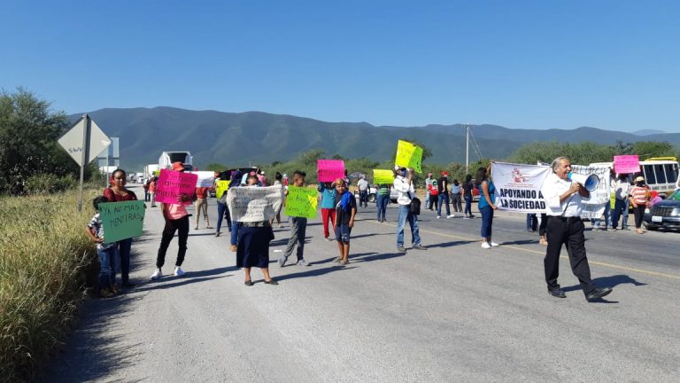 Colonos cierran la carretera Rumbo Nuevo, demandan la falta de agua