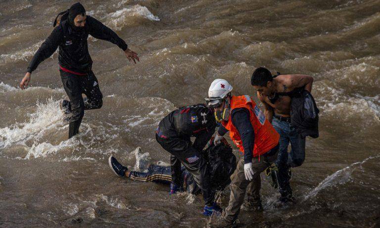 Prisión para policí­a chileno acusado de lanzar a menor al rí­o en protesta