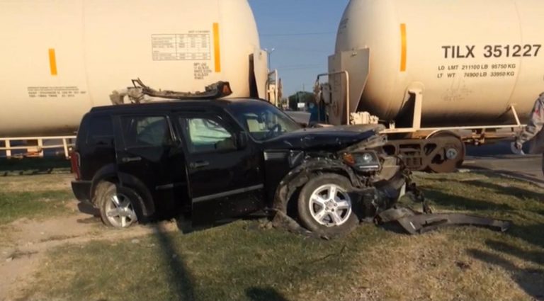 Tren embiste a camioneta, trato de ganarle el paso