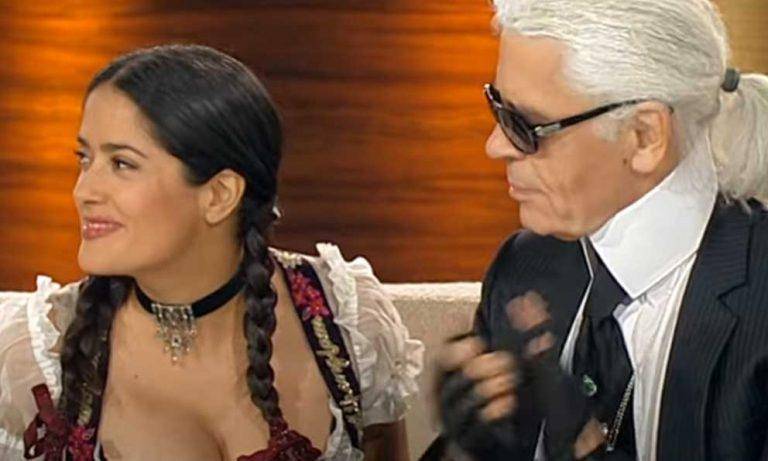 Salma Hayeck revela detalles del escote que impactó a Karl Lagerfeld