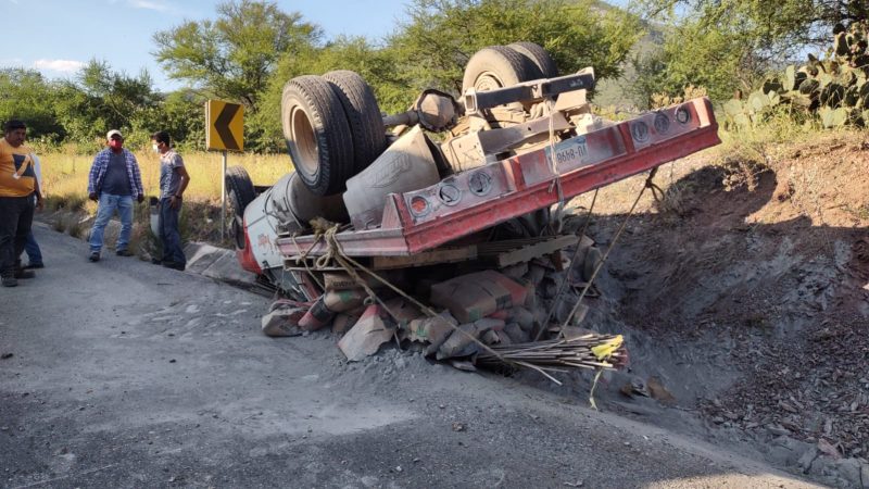 Chofer se salva de morir aplastado por su propio camión