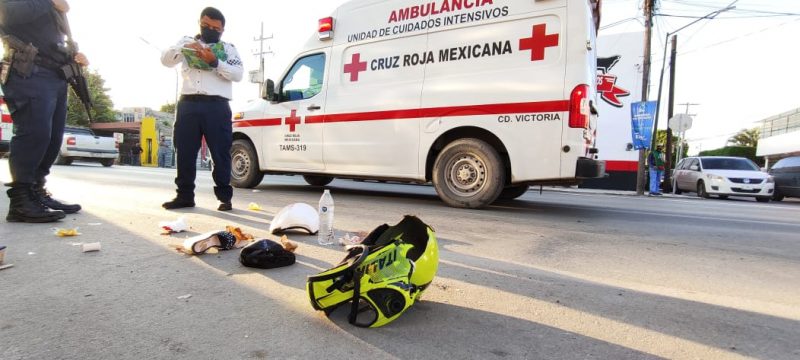 Madre e hijo sufren accidente en su motocicleta, dos heridos