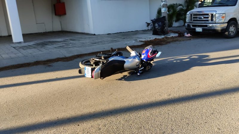 Motociclista impacta contra automóvil y se lesiona
