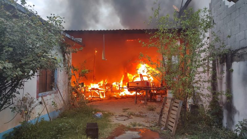 Incendio devora carpintería en la Colonia Echeverría