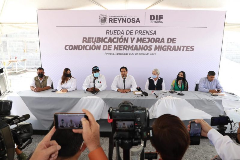Reubicarán a migrantes de la Plaza de la República