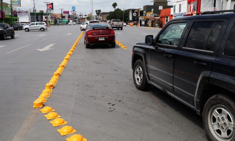 Instalan boyas viales en Sexta y Juventino Rosas para facilitar flujo vehicular