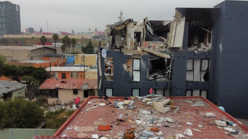 Un muerto y tres heridos por explosión en departamentos de Tijuana