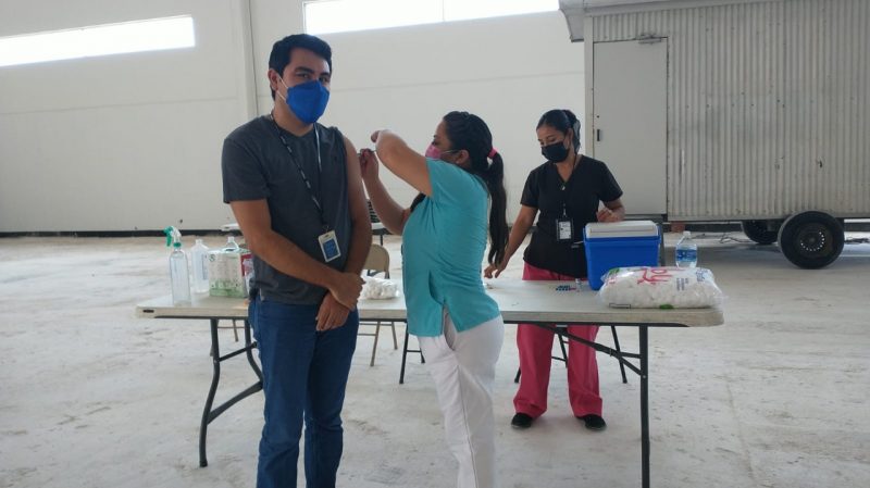 Acercan vacunación contra COVID-19 a trabajadores  de maquiladoras ubicadas en el Parque Las Ventanas