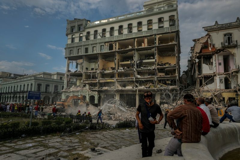 Suman 26 muertos por explosión en hotel de Cuba; buscan supervivientes