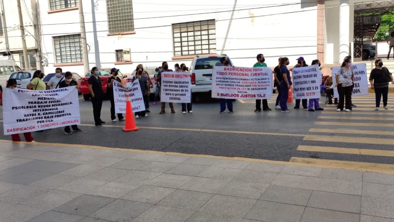 Protestan trabajadores eventuales del sector salud frente a palacio de gobierno