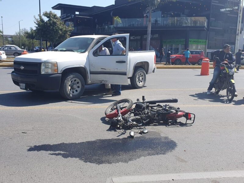 Motociclista se estrella contra camioneta y termina en el Hospital