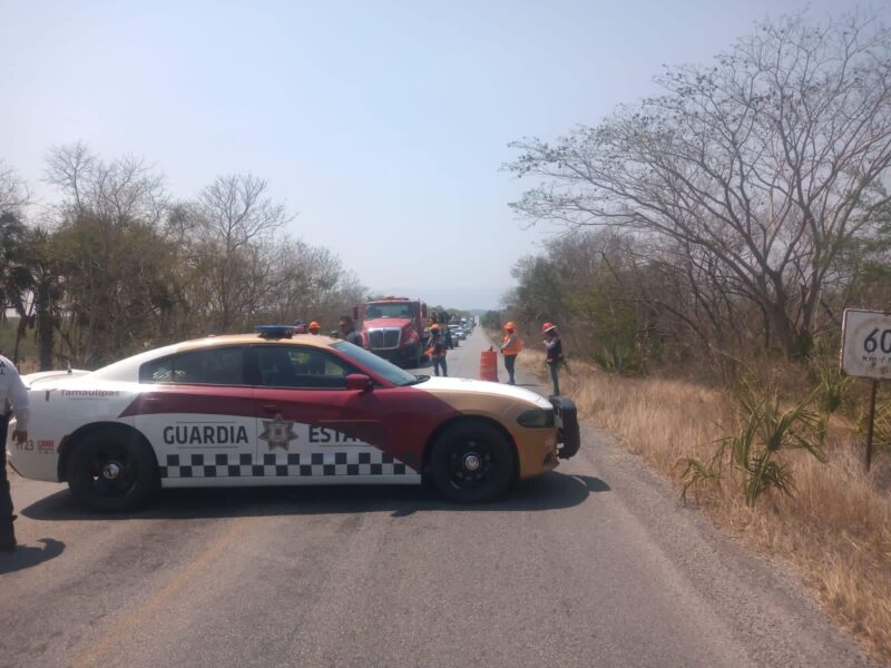 Guardia Estatal brinda seguridad en rehabilitación de carretera Ocampo-Limón.