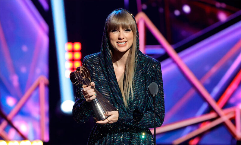 Taylor Swift alza el máximo galardón en los premios iHeartRadio