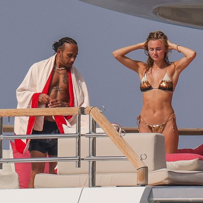 Lewis Hamilton y Eiza González son captados paseando en lujoso yate en Ibiza