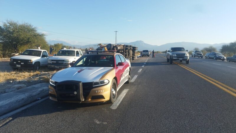 Guardia Estatal auxilia a conductor lesionado por volcadura