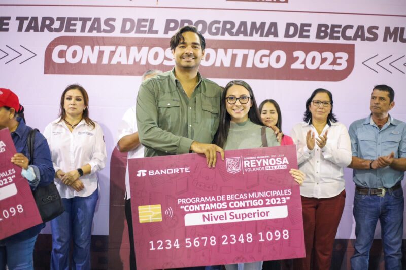 Inició el Presidente Carlos Peña Ortiz entrega de tarjetas de Becas Universitarias