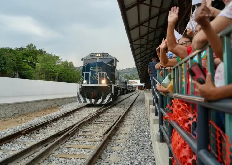 Encabeza AMLO recorrido de prueba del Tren Interoceánico de pasajeros