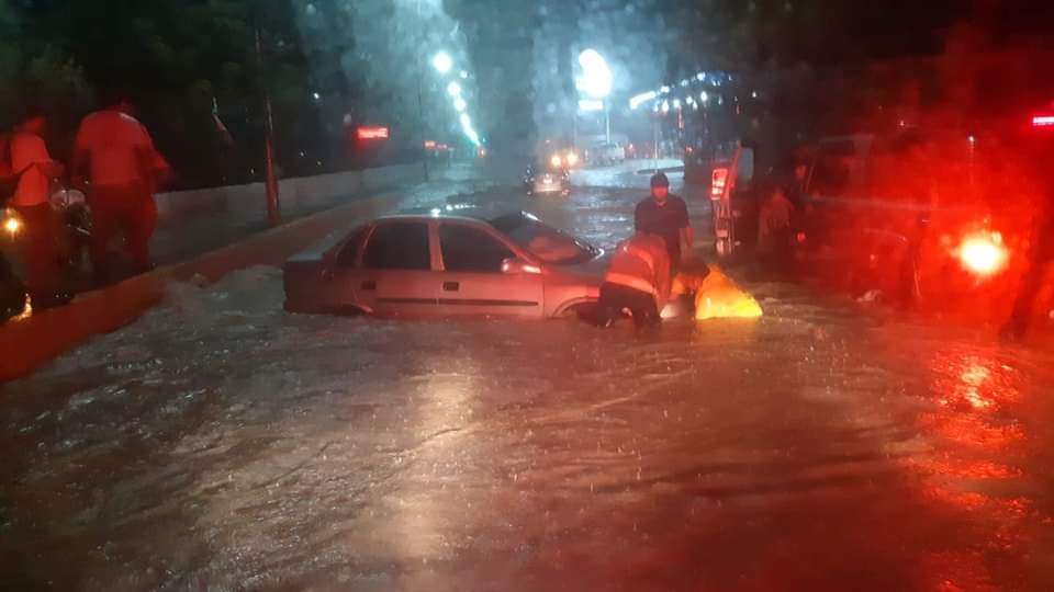 Rescata PC Municipal  a 9 automovilistas tras inundaciones de vialidades