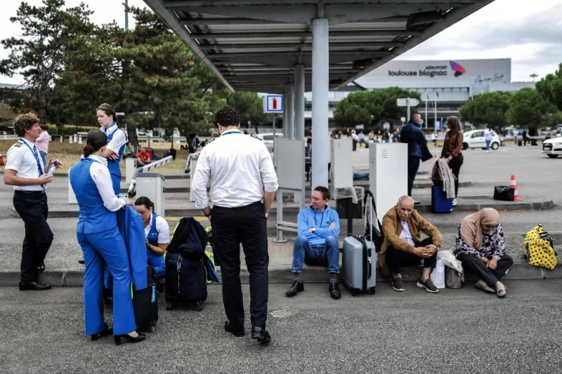 Amenazas de atentados en 14 aeropuertos de Francia: desalojan 8