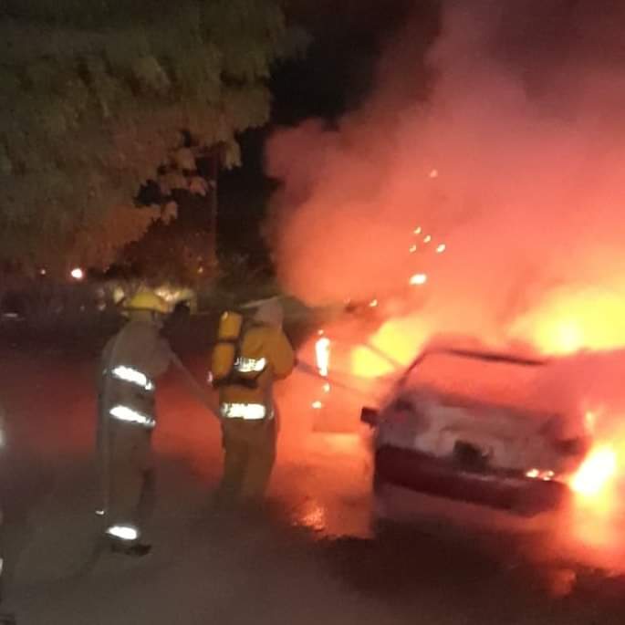 Incendio de vehículo en la Colonia Pedro Sosa es pérdida total