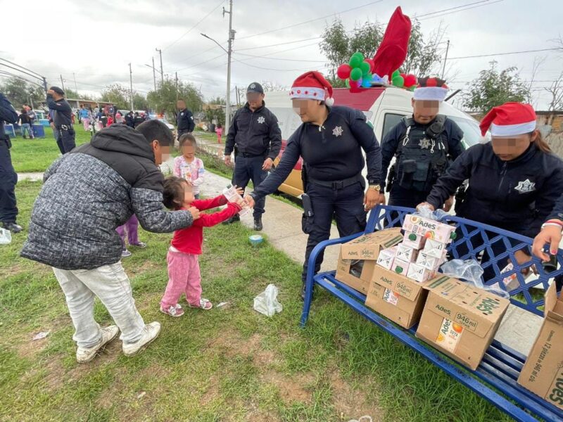 Guardia Estatal de Género entrega juguetes a niños y niñas de Nuevo Laredo