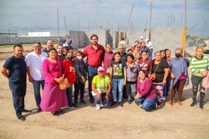 El Alcalde de Reynosa, Carlos Peña Ortiz, acompañado por ciudadanos y funcionarios supervisó la construcción de la Clínica Animal Municipal.