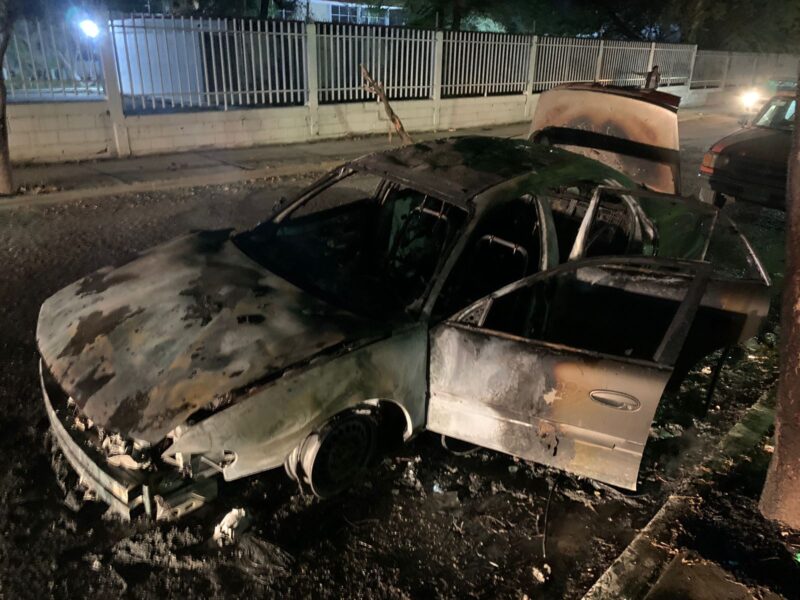 Incendio consume vehículo en el campo de la Mainero