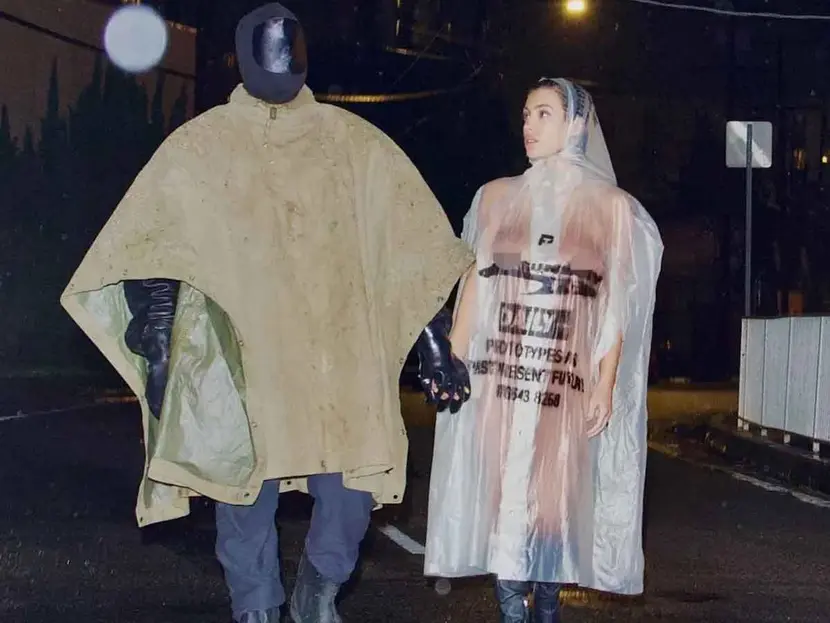 Esposa de Kanye West pasea sin ropa con un impermeable transparente