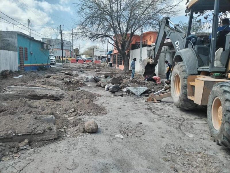 Lleva Alcalde Carlos Peña Ortiz bienestar a colonia Longoria con pavimentación hidráulica