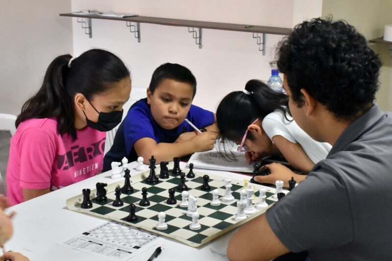 Desarrollan destreza mental en taller de ajedrez