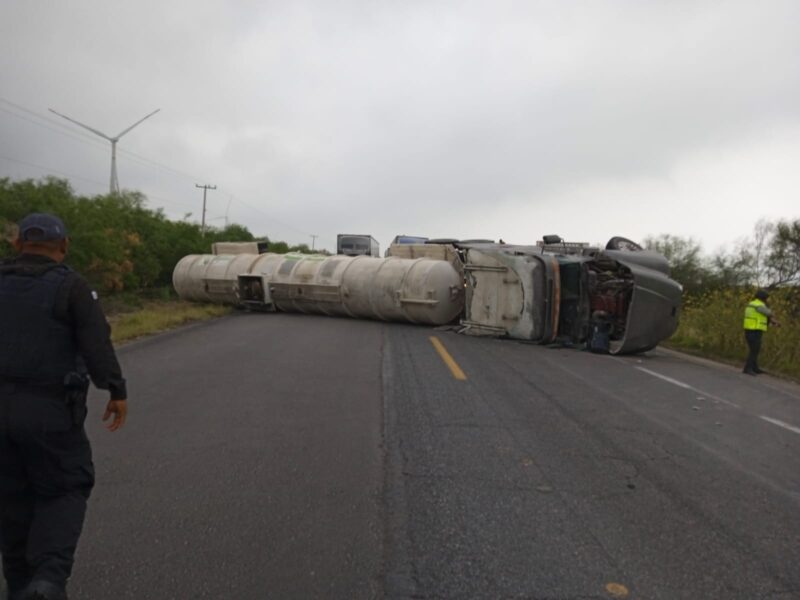 Vuelca pipa y cierra Carretera Reynosa-San Fernando