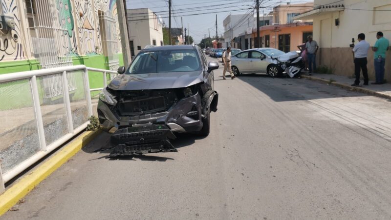 Mujer omite alto y ocasiona aparatoso accidente