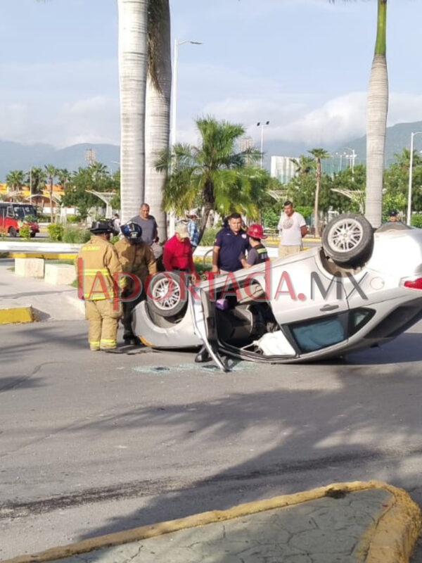 Se brinca semáforo y ocasiona aparatoso accidente