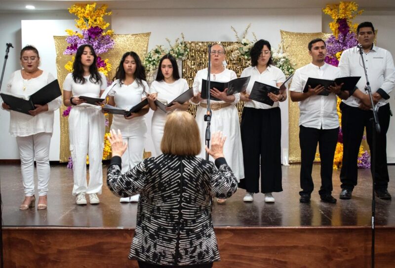 Elogia Alcalde Carlos Peña Ortiz nivel artístico alcanzado en Taller de Canto del IRCA